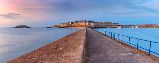 Vista panoramica della città murata saintmalo con la cattedrale di st vincent al tramonto saintmaol è un porto famoso