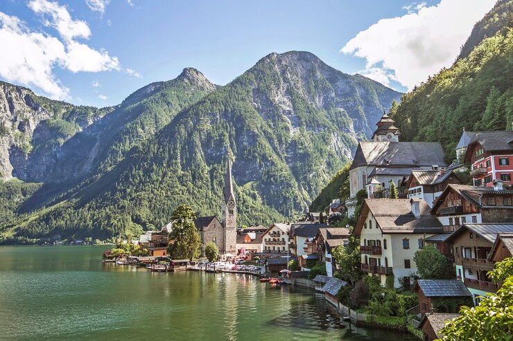 Foto vista panoramica della città sul lago di montagna di hallstatt