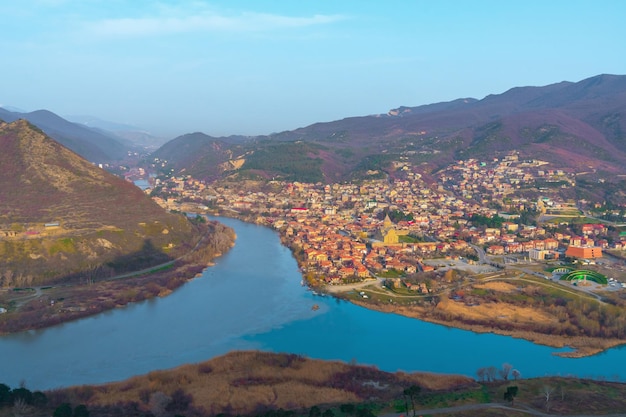 Vista panoramica della città vecchia Mtskheta e della cattedrale di Svetitskhoveli Mtskheta Georgia