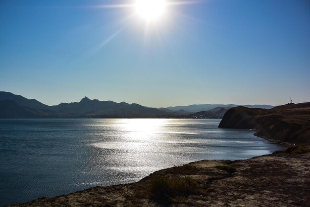 Vista panoramica della costa del Mar Nero vicino a Koktebel resort con Chameleon Cape Crimea Federazione Russa