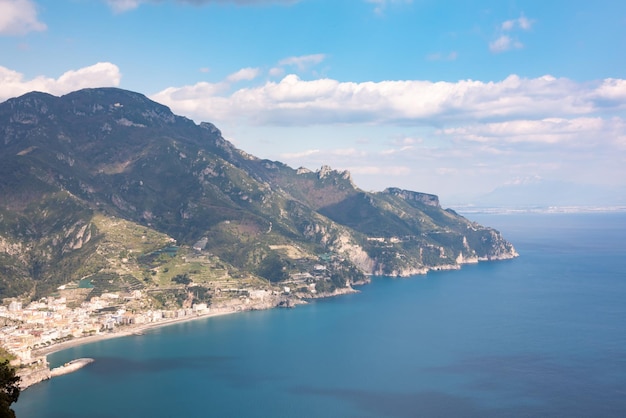 Vista panoramica della costa del mare di Amalfi in Italia Paesaggio costiero mediterraneo