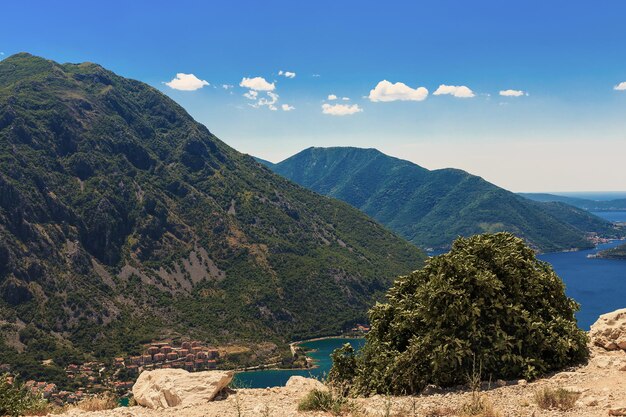 Vista panoramica della costa della baia di Boka-Kotor, Montenegro