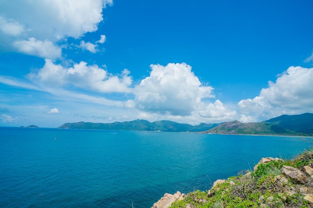 Vista panoramica della costa di Con Dao dall'alto con il cielo limpido della costa delle onde e il mare blu della strada