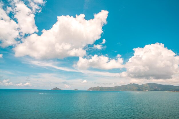 Vista panoramica della costa di Con Dao dall'alto con il cielo limpido della costa delle onde e il mare blu della strada