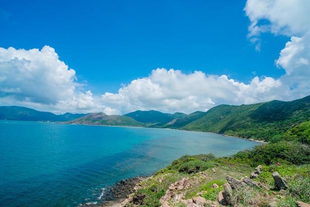 Vista panoramica della costa di Con Dao dall'alto con il cielo limpido della costa delle onde e il mare blu della strada