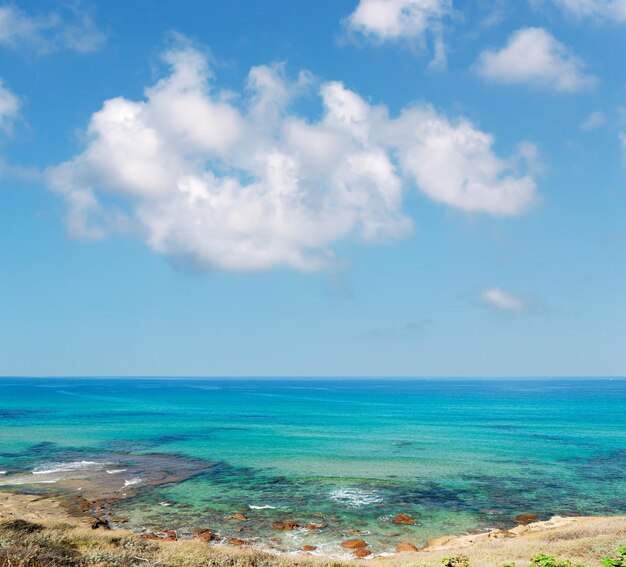 Vista panoramica della costa di Lu Bagnu in una giornata di sole