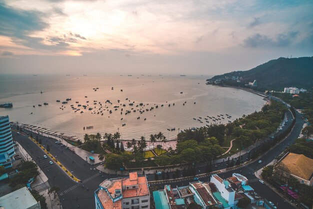 Vista panoramica della costa di Vung Tau dall'alto con le onde della costa delle strade della montagna degli alberi di cocco