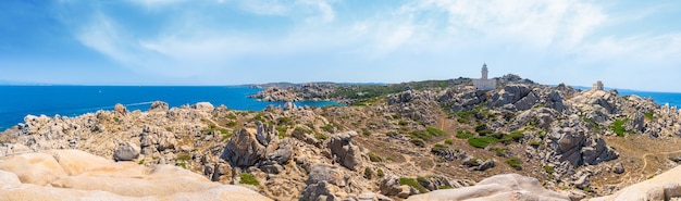 Vista panoramica della costa e del faro di Capo Testa - Sardegna.