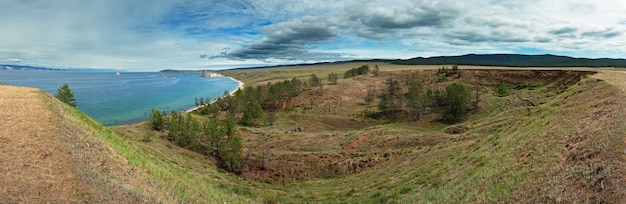 Vista panoramica della costa sull'isola di Olkhon, lago Baikal.