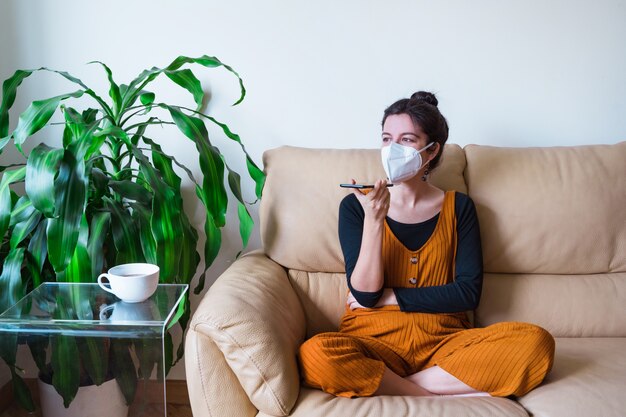 Vista panoramica della donna infettata da coronavirus che chiama un amico. Stare a casa. Malattia da virus pandemico covida 19.