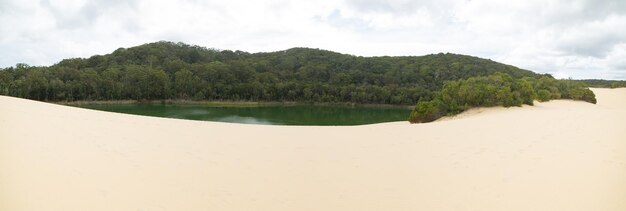 Vista panoramica della duna di sabbia e del lago contro il lago SkyWabby nell'isola di Fraser, Queensland, Australia