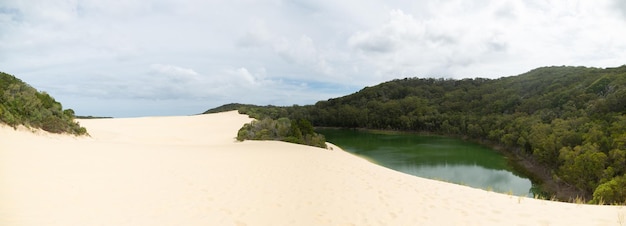 Vista panoramica della duna di sabbia e del lago contro il lago SkyWabby nell'isola di Fraser, Queensland, Australia