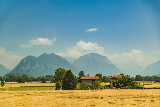 Vista panoramica della fattoria con montagne archiviate di grano sullo sfondo