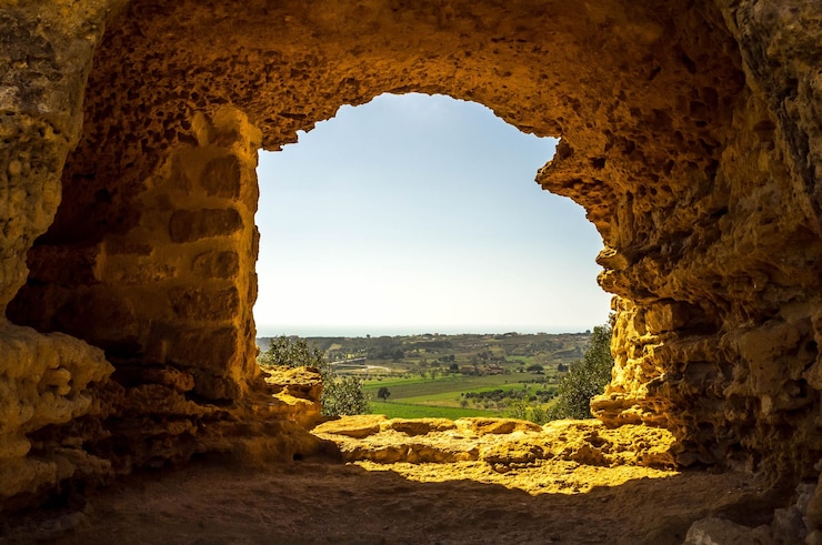 Foto vista panoramica della formazione rocciosa vista attraverso la grotta