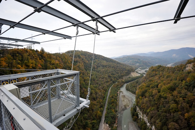 vista panoramica della gola con la passerella di sospensione più lunga del mondo, Sochi, Russia