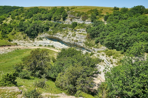 Vista panoramica della grande montagna dei prati verdi del Daghestan