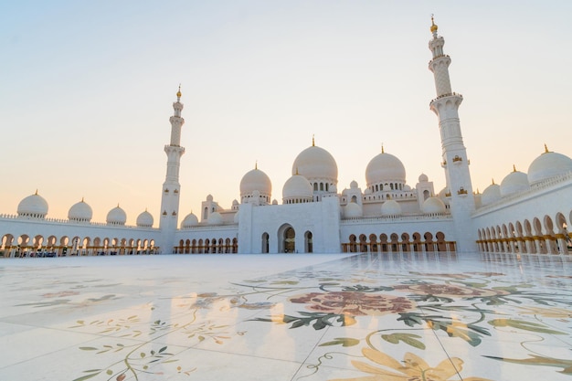 Vista panoramica della Grande Moschea dello Sceicco Zayed Abu Dhabi Emirati Arabi Uniti La terza moschea più grande del mondo Giornata di sole con cielo blu