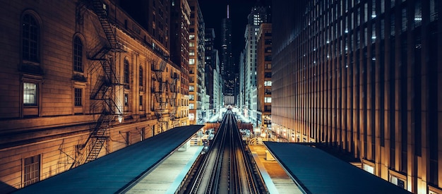 Vista panoramica della linea Adams Wabash Train verso Chicago Loop a Chicago di notte, USA