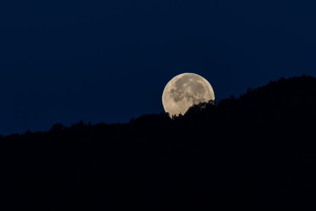 Vista panoramica della luna sul cielo blu notturno