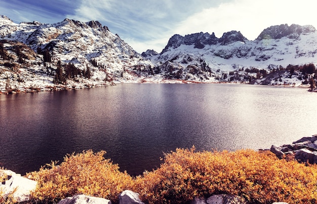 Vista panoramica della montagna della Sierra Nevada. paesaggio di fogliame autunnale. California, Stati Uniti.