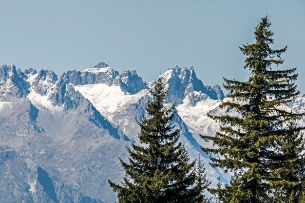 Vista panoramica della montagna innevata contro il cielo