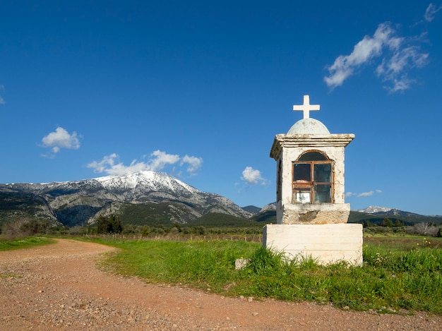 Vista panoramica della montagna innevata Dirfys chiesa Candelakia sull'isola di Evia Grecia