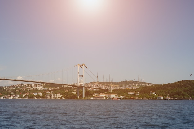 Vista panoramica della parte asiatica di Istanbul dal mare. Il ponte dei martiri il 15 luglio. La luce del sole.