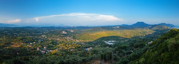 Vista panoramica della parte orientale dell'isola di Corfù dal villaggio di Pelekas, Grecia