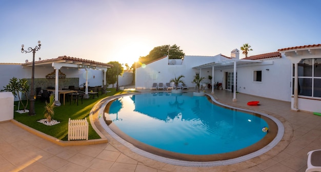 Vista panoramica della piscina nella villa di lusso vicino a Los Cristianos, nel sud delle Isole Canarie di Tenerife