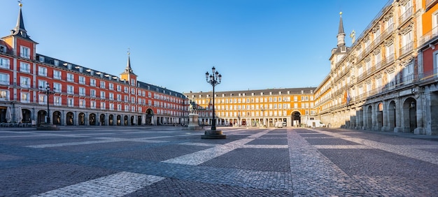 Vista panoramica della Plaza Mayor di Madrid con i suoi edifici con balconi e finestre tipiche della città