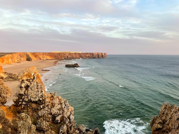 Vista panoramica della Praia do Tonel ( spiaggia di Tonel) a Capo Sagres, Algarve, Portogallo.