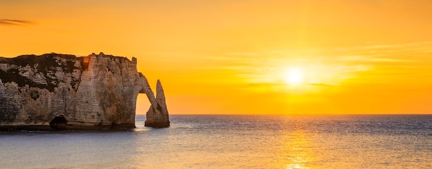 Vista panoramica della scogliera di Etretat Aval al tramonto