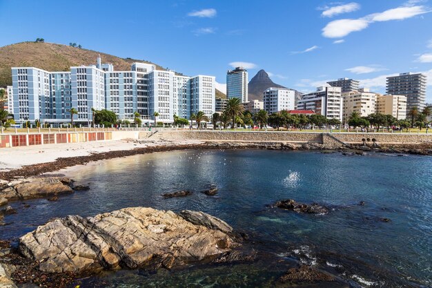 Vista panoramica della Sea Point Promenade con l'oceano e gli edifici Città del Capo Sudafrica