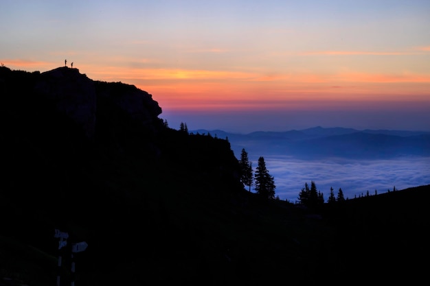 Vista panoramica della silhouette della montagna contro il cielo durante il tramonto