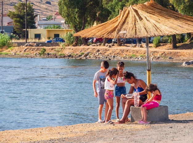 Vista panoramica della spiaggia cittadina di Liani Ammos con turisti e zingari in Grecia