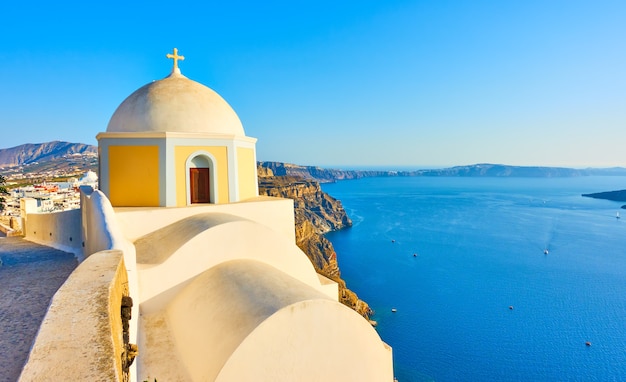 Vista panoramica della spiaggia con la vecchia chiesa greca nell'isola di Santorini, Greece