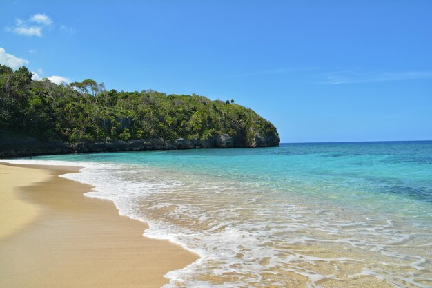 Vista panoramica della spiaggia contro il cielo blu