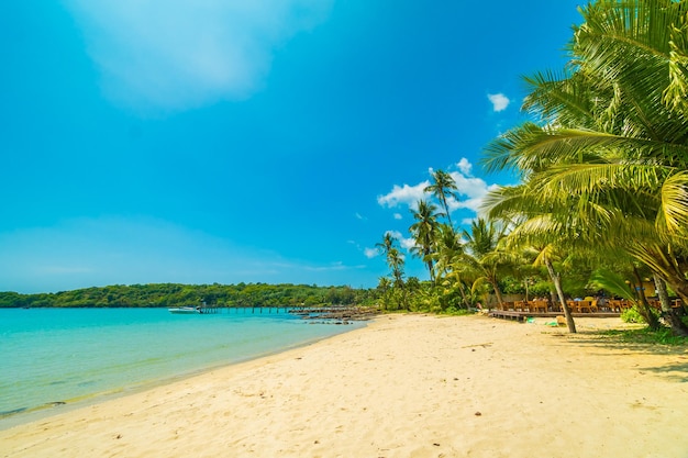 Vista panoramica della spiaggia contro il cielo blu