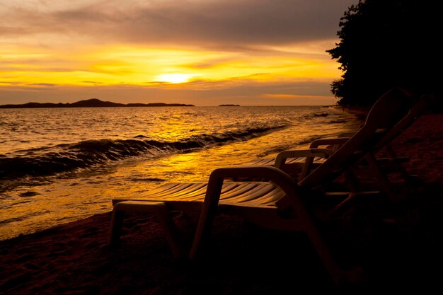 Vista panoramica della spiaggia contro il cielo durante il tramonto