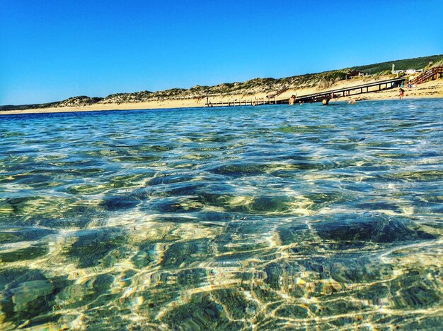 Vista panoramica della spiaggia contro un cielo blu limpido