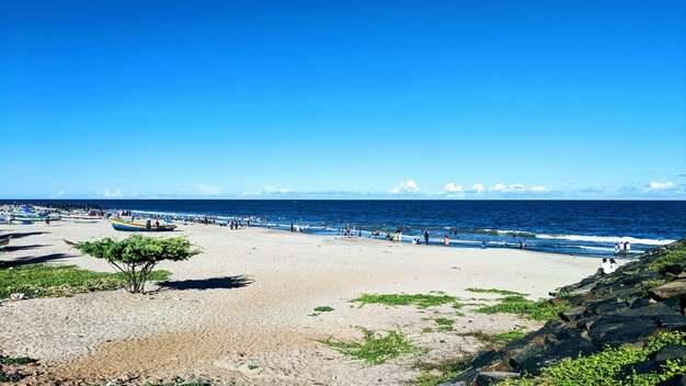 Vista panoramica della spiaggia contro un cielo blu limpido