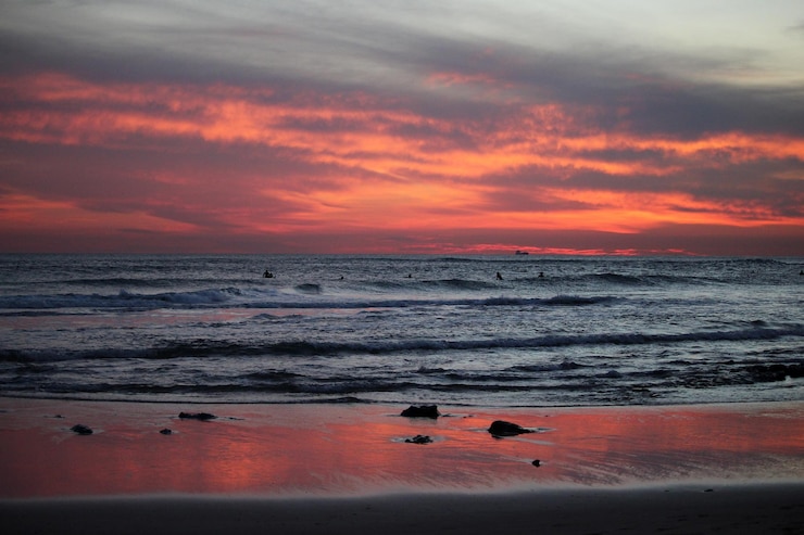 Foto vista panoramica della spiaggia contro un cielo nuvoloso durante il tramonto