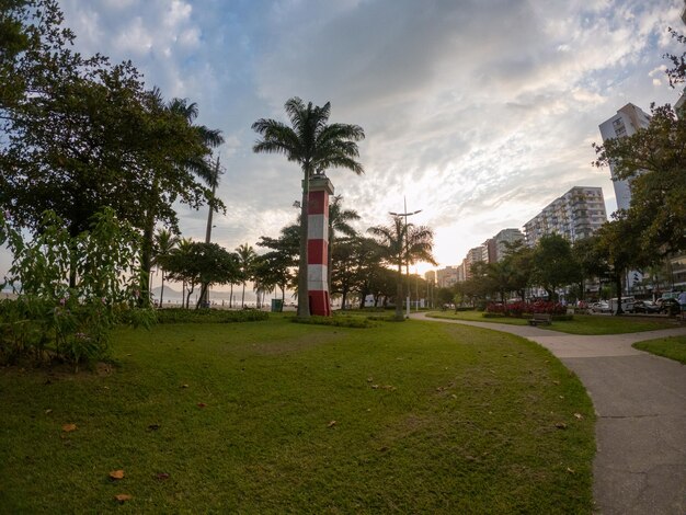 Vista panoramica della spiaggia di Santos dall'alto. Con il tramonto sullo sfondo