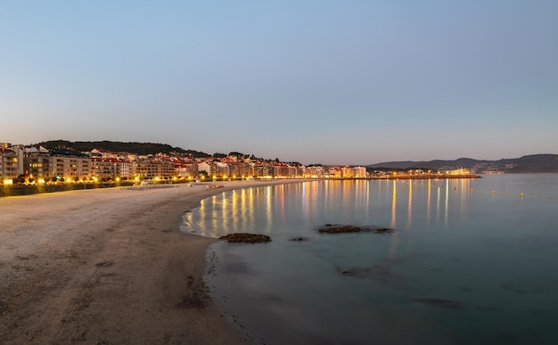 Vista panoramica della spiaggia di Sanxenxo e Silgar alla fine di una chiara giornata estiva nelle Rias Baixas