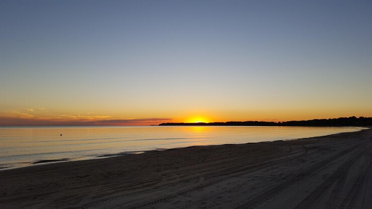 Foto vista panoramica della spiaggia durante il tramonto