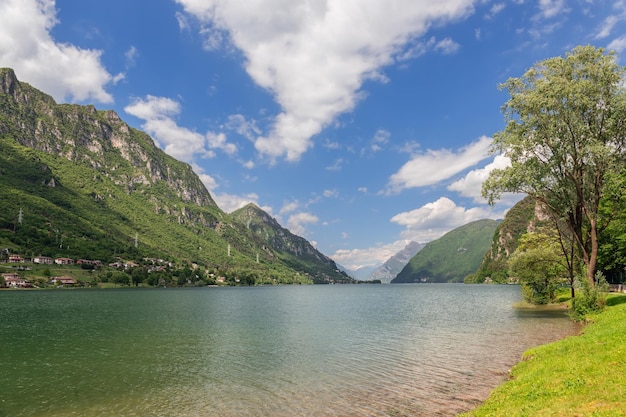 Vista panoramica della sponda occidentale del lago prealpino lombardo Lago d'Idro, Brescia, Lombardia, Italia