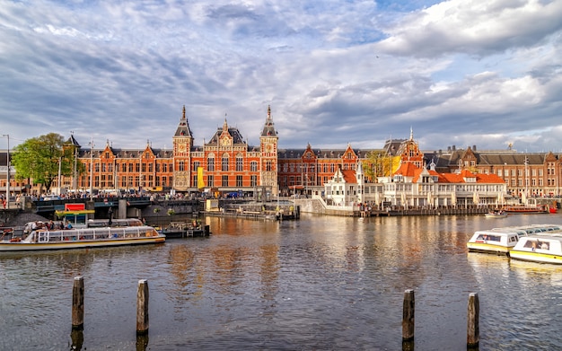 Vista panoramica della stazione ferroviaria centrale nel monumento di architettura di Amsterdam costruito nel 1889 Paesi Bassi