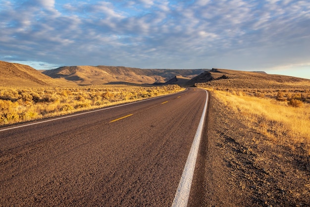 Vista panoramica della strada da terra contro il cielo