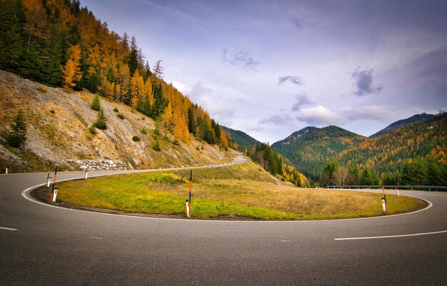 Vista panoramica della strada dalle montagne contro il cielo