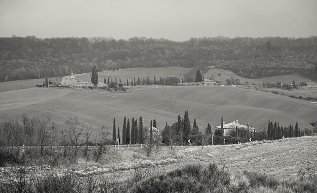 Vista panoramica della strada del prato e del villaggio di San Quirico d'Orcia